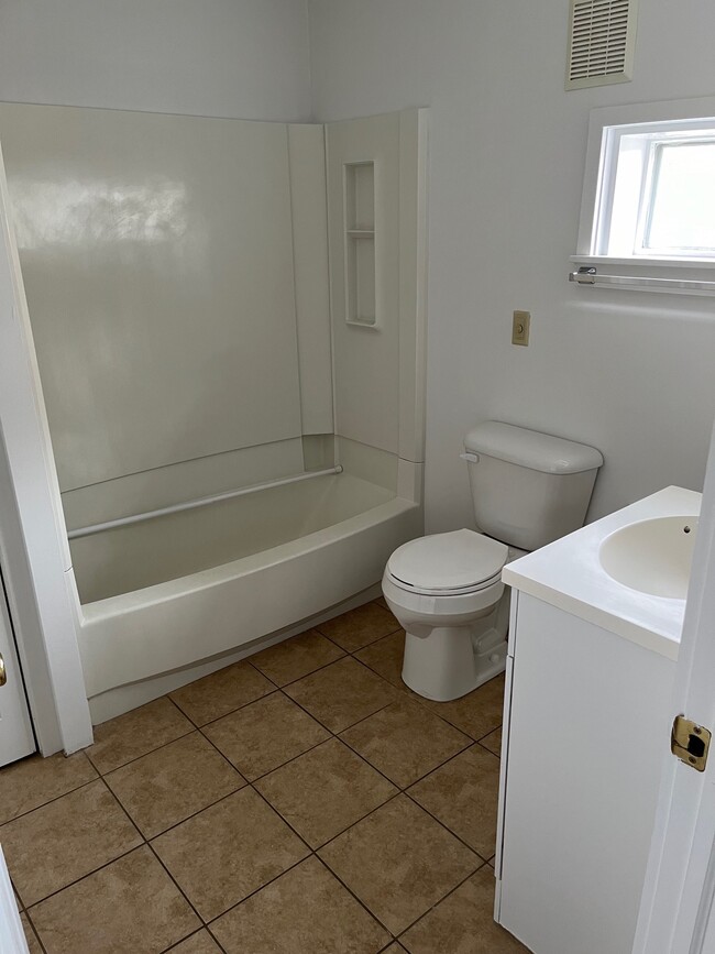 Full Bath - 6298 Mill St