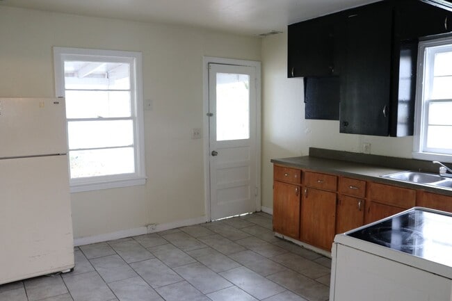 Building Photo - 1303 Burchett St