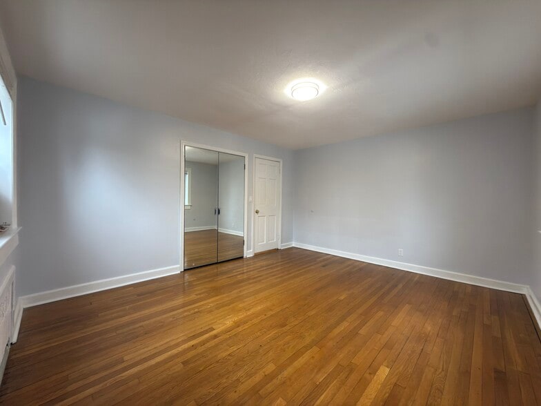 First bedroom with ample closet space - 530 Broad Ave