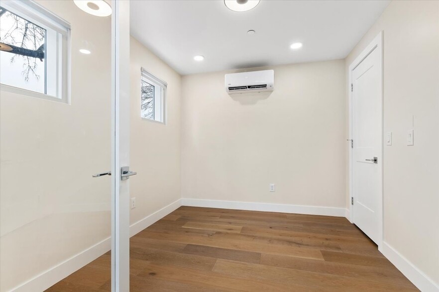 Building Photo - 810 E 800 S