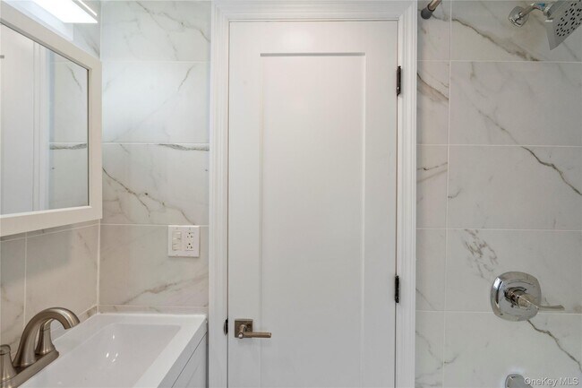 Building Photo - 1 Center Ct