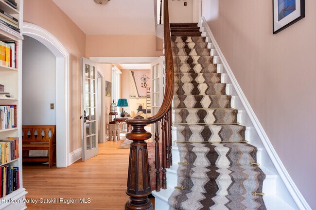 Building Photo - 5 Fairview Ave