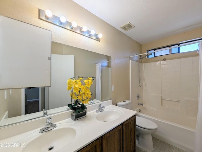 Building Photo - 8861 W Paradise Dr