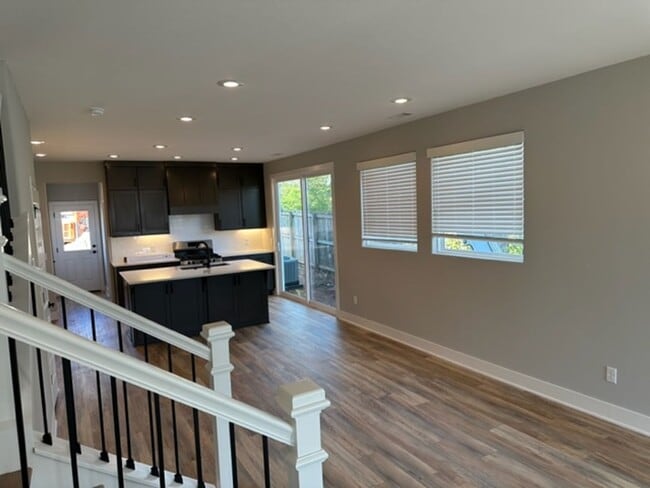 Building Photo - 2 bedroom 2.5 bath house near Dickson St. and Campus