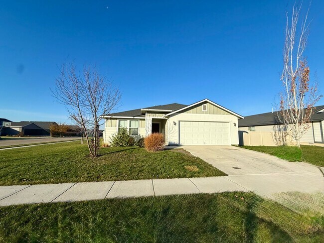 Primary Photo - Great location, 3 bedroom two bath home fo...