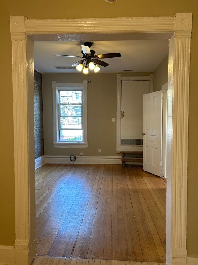 Building Photo - 862 N Hermitage Ave