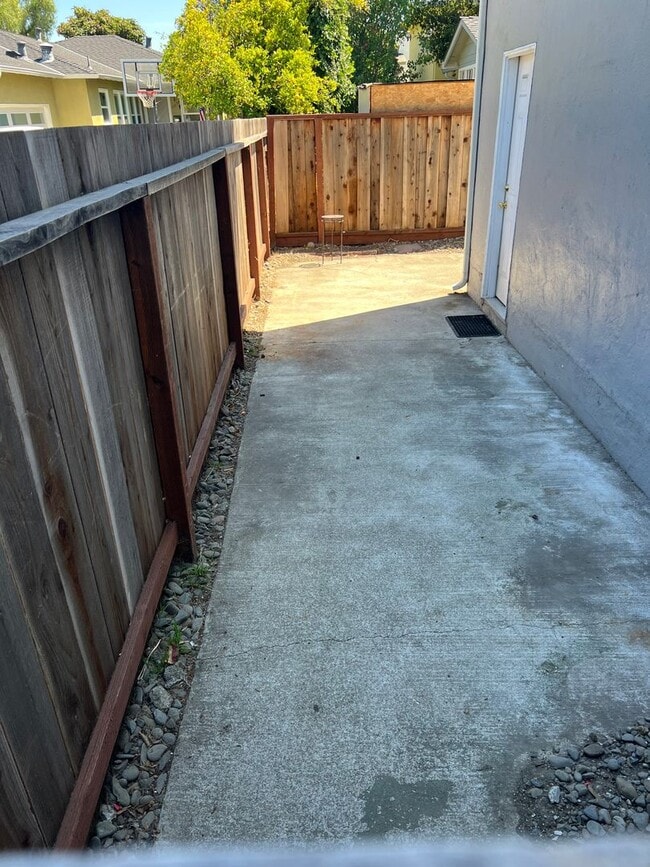 Building Photo - Ready to Move-In (3bed/1 bath, one unit of...