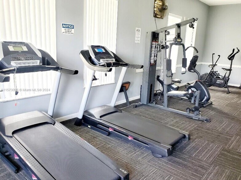 Building Photo - 1820 N Lauderdale Ave