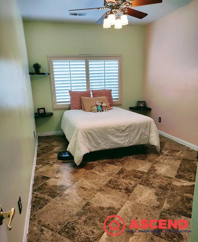 Building Photo - Spacious 5 Bed / 2 Bath Home Near Riverlakes Golf Course!