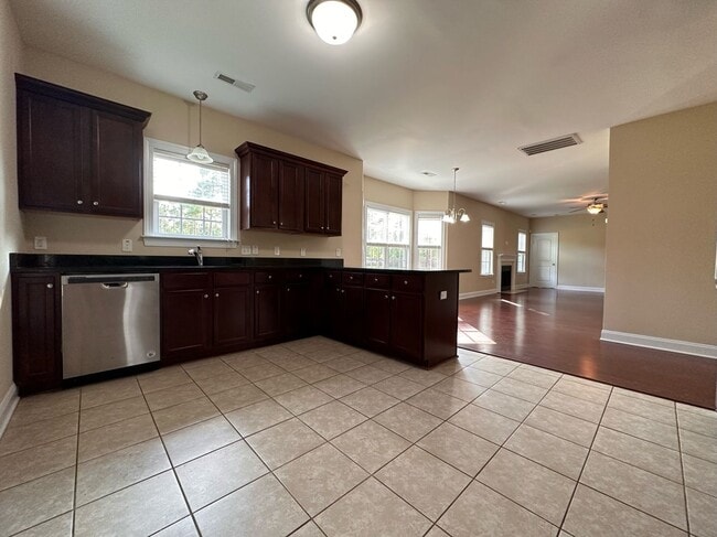 Building Photo - Perfect on Pineflat!