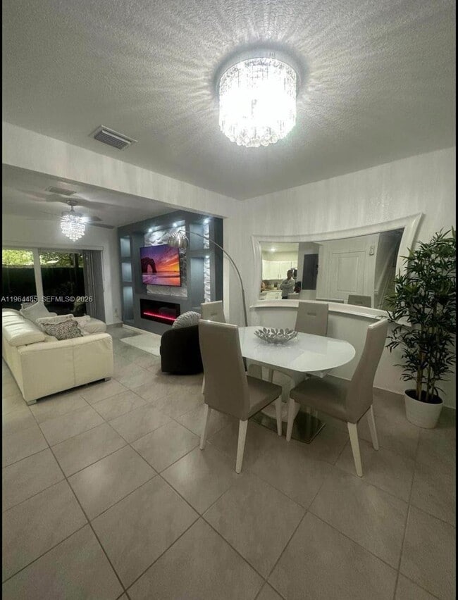 Building Photo - 557 NE 5th Pl