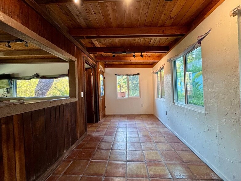 Building Photo - 1619 Oak Dr