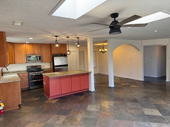 Building Photo - Home in Heritage Hills