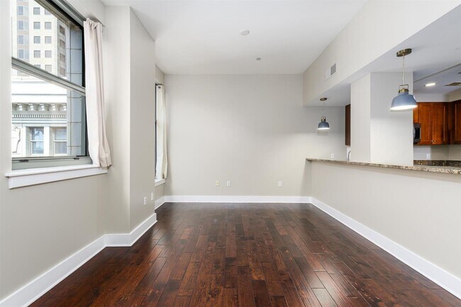 Building Photo - 300-314 N Broadway