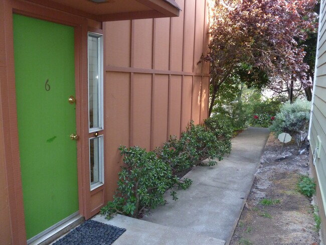 Building Photo - Bernal Heights 2Br House with Skylights, V...