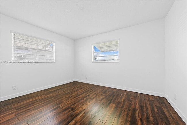 Building Photo - 910 SW 6th Ave