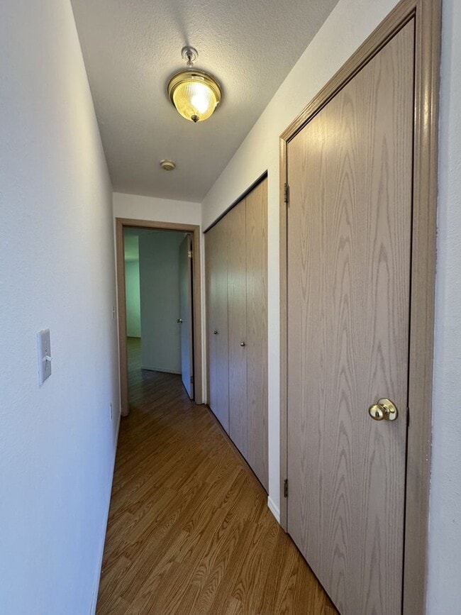 Building Photo - Spacious 3 bed 1.75 bath top floor unit in Des Moines