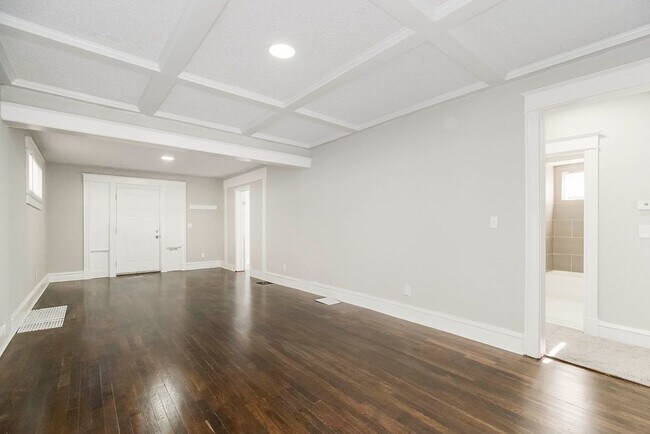 Building Photo - Spacious 5-Bedroom Home with 2 Full Bathro...