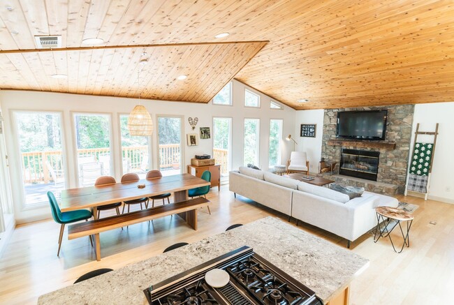 Building Photo - Stunning Lodge Near Beautiful Lake Gregory