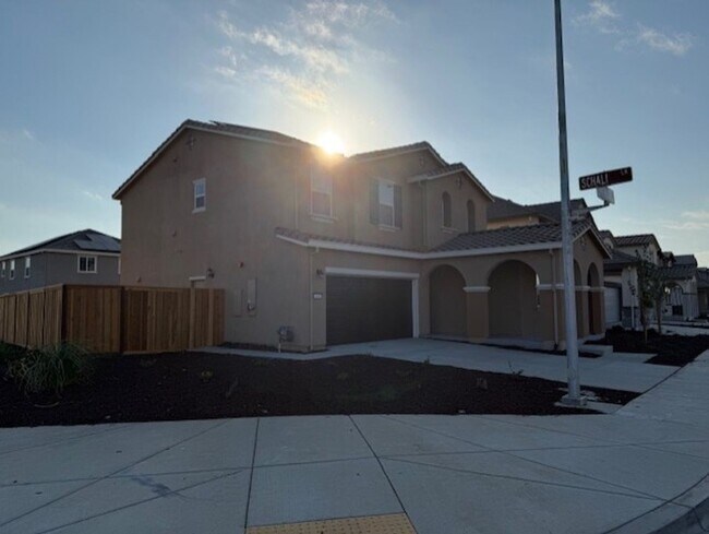 Building Photo - Beautiful 2 Story Home Ready To Be Home!