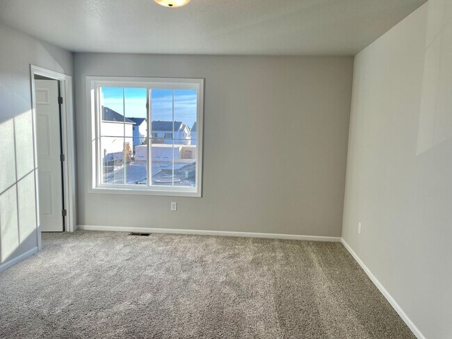 Building Photo - 3 Bedroom 2 1/2 bath - South Fargo