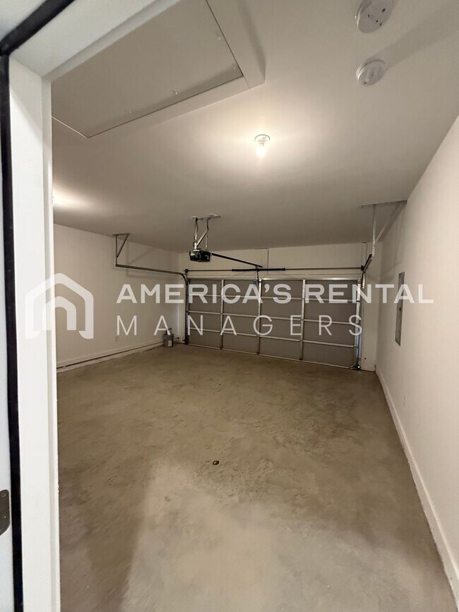 Building Photo - 1563 Mckesie St