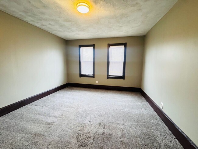 Building Photo - 3621 Sackett Ave