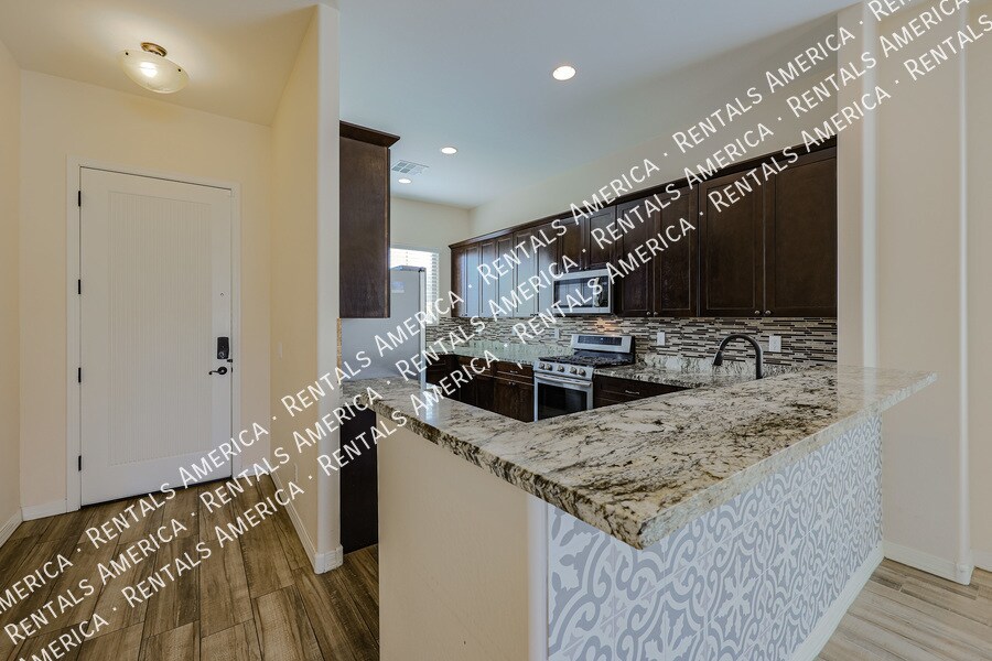 Building Photo - 2322 W Sierra Vista Dr