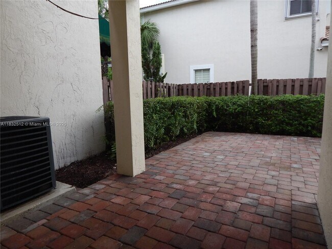 Building Photo - 320 SW 87th Ct