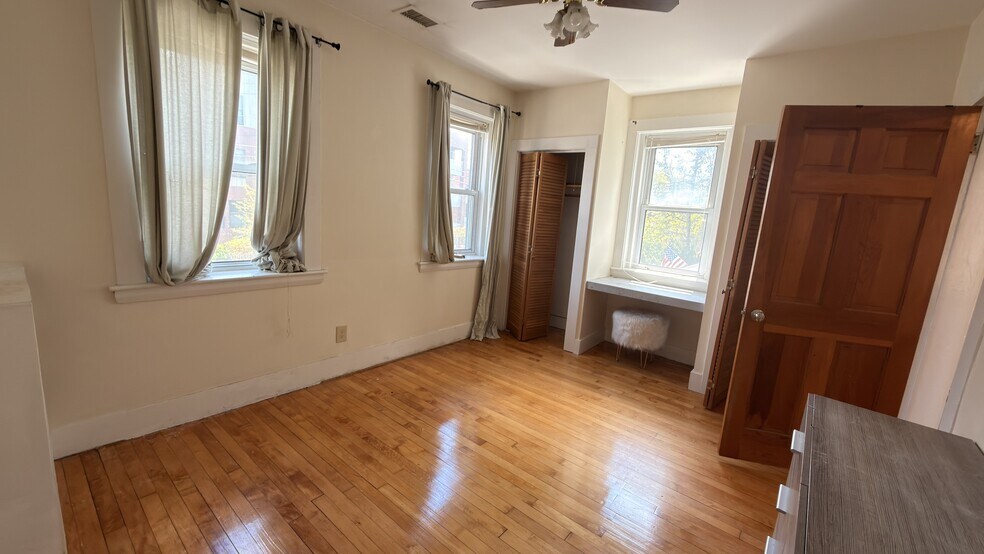Building Photo - 391 Langley Rd