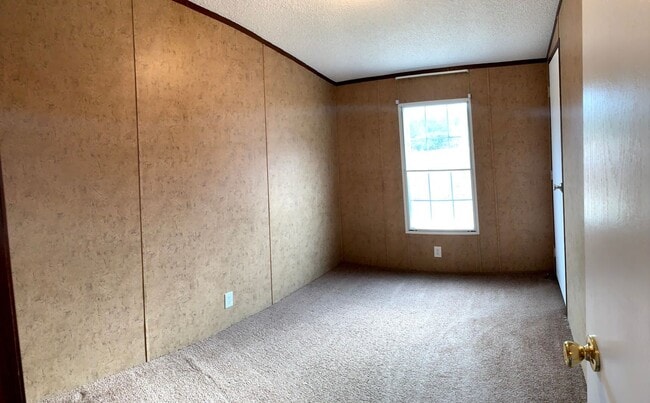 Building Photo - Large 3 BDR / 2 Bath home