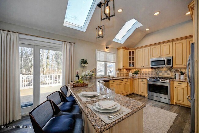 Building Photo - 17 Thomas Rd