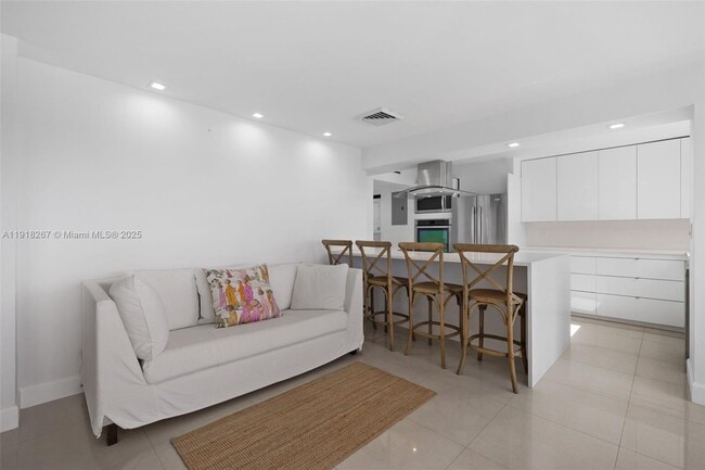 Building Photo - 9102 W Bay Harbor Dr