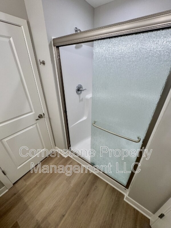 Building Photo - 8431 Valley Spring Dr