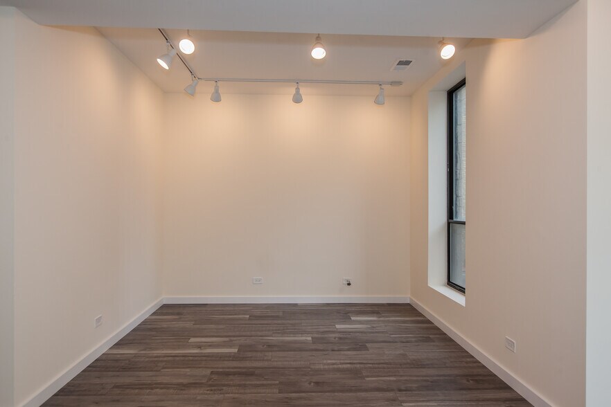 Building Photo - 2336 N Clark St