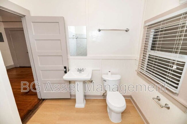 Building Photo - 639-D Carolina St