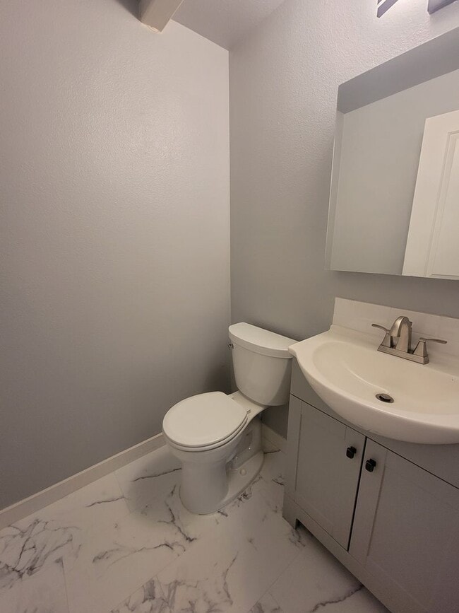 Building Photo - Townhome with Community Pool and Private P...