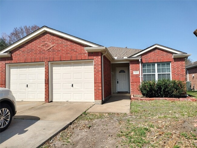 Building Photo - 14930 Sugarhollow Dr