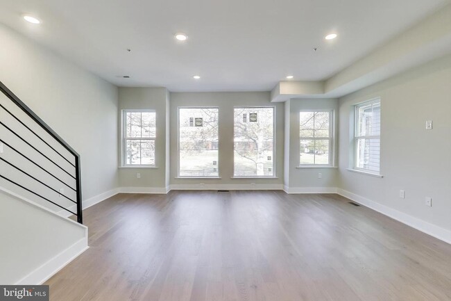 Building Photo - 5333 Hayes St NE