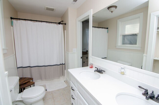 Building Photo - Beautiful home in Hillsboro Village