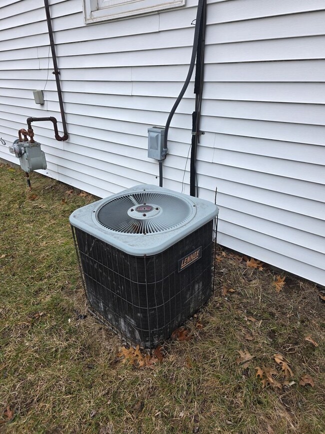 Building Photo - 2 bed, 1 bath Home in Elkhart IN   ACCEPTING SECTION 8