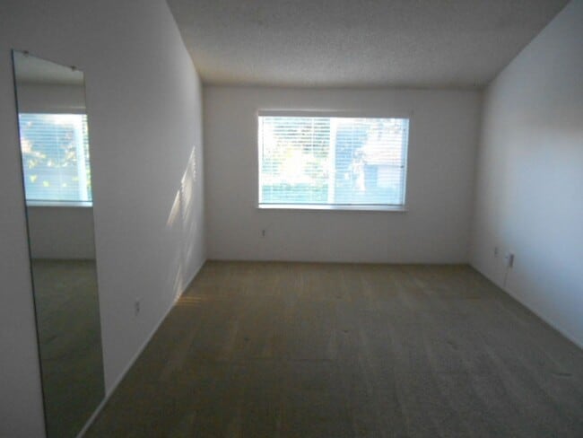 Building Photo - 2 Bed/2 Bath Condo w/Detached 1 Car Garage...