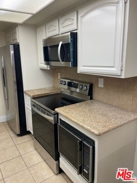 Building Photo - 10660 Wilshire Blvd