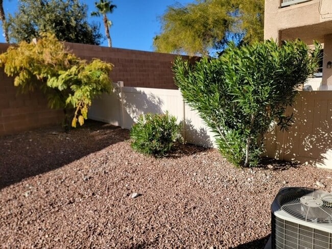 Building Photo - 3 Bedroom Townhouse with a backyard