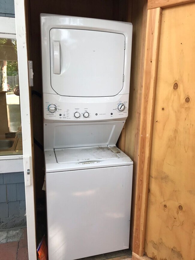 Building Photo - Charming 2-Bed, 1-Bath Apartment with Priv...