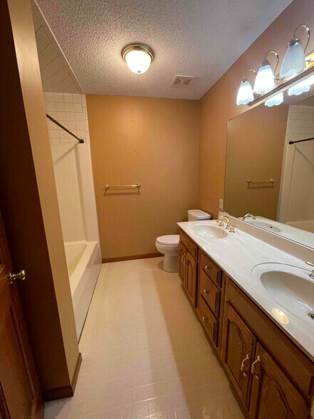 Building Photo - 1895 Highbank Dr