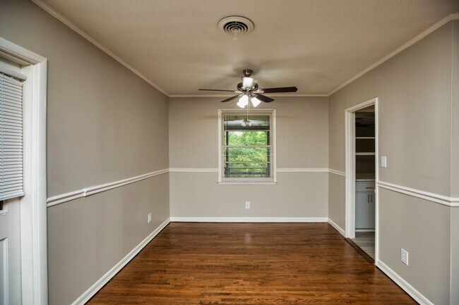 Building Photo - ** 3 bed 2 bath located in Forrest Hills ** Call 334-366-9198 to schedule a self showing ½ off th...