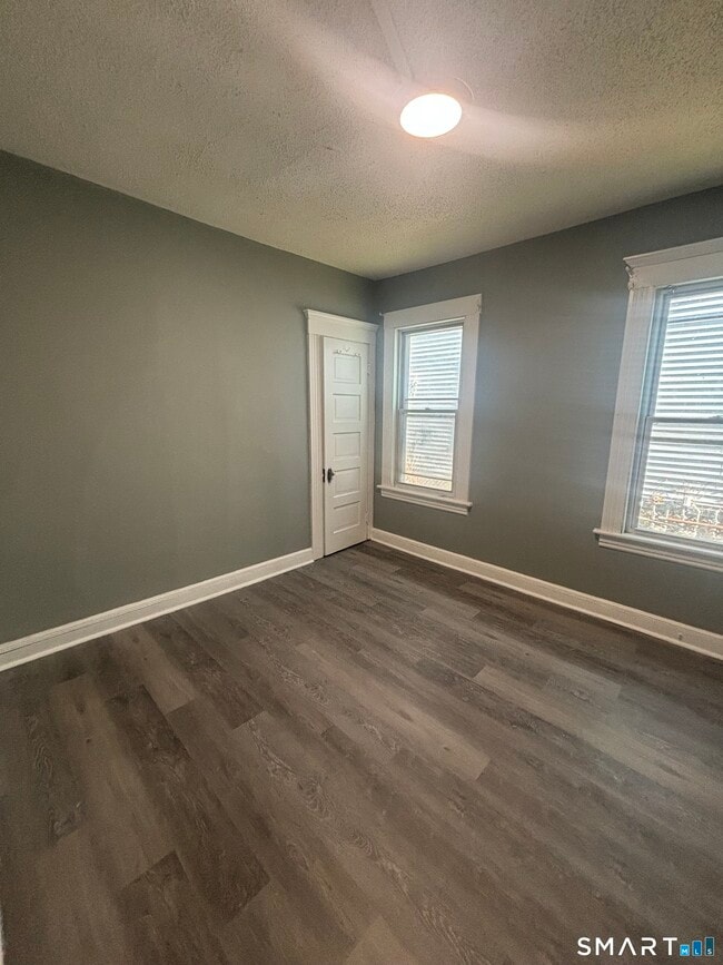 Building Photo - 473 Putnam St