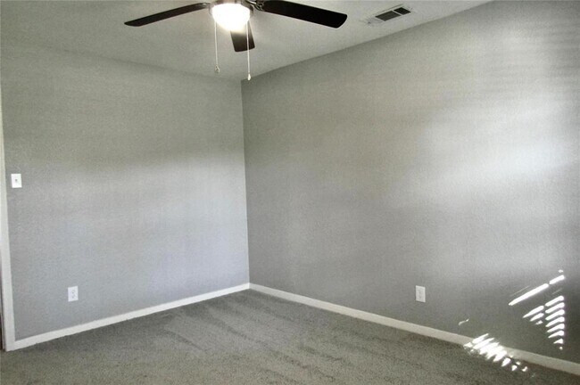Building Photo - 2913 Ridgedale Dr
