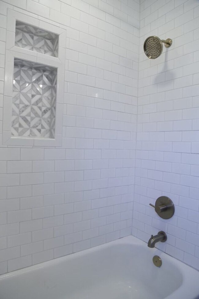 Building Photo - Bright and Cheery 4 Bedroom Home in Desiriable Sheffield Neighborhood